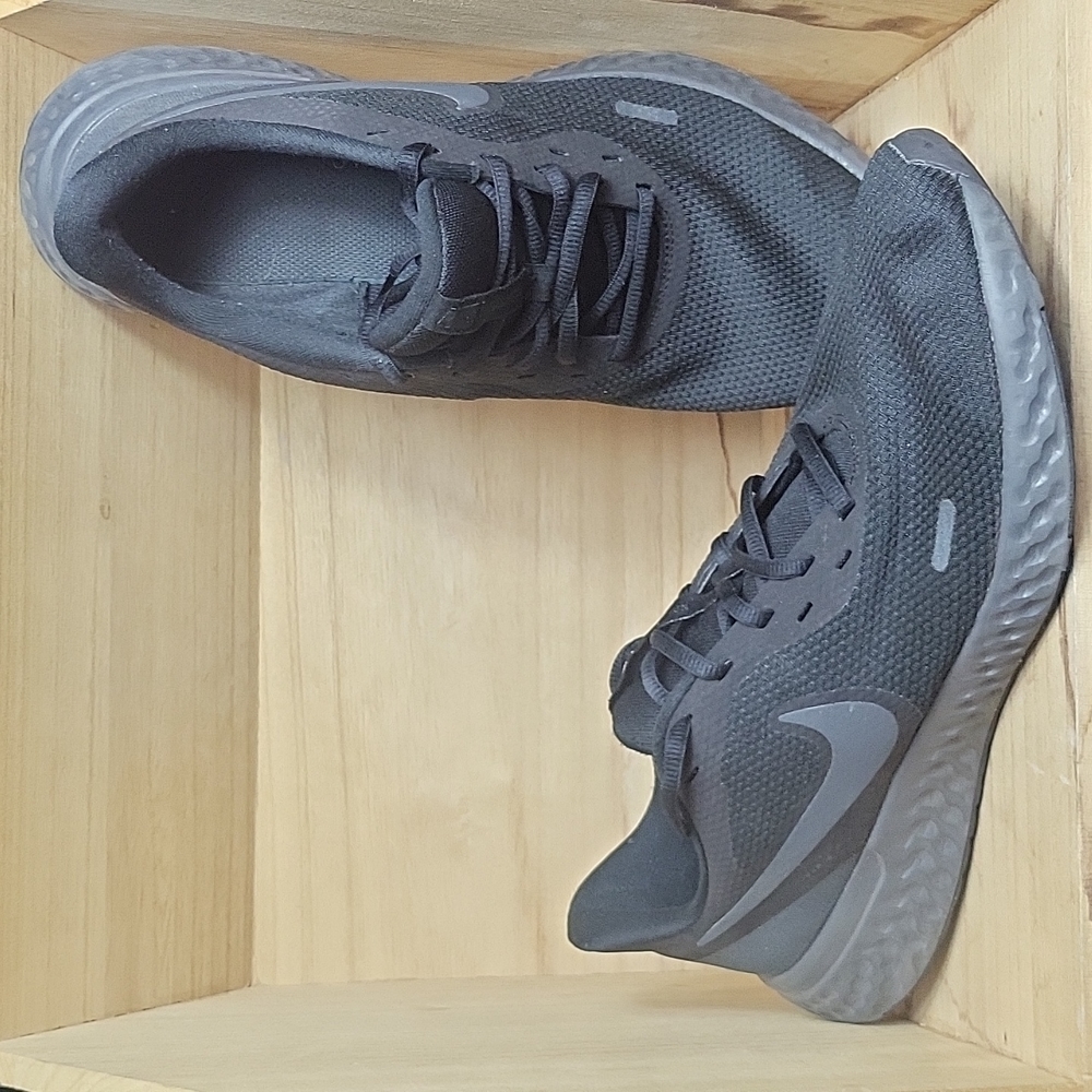 Nike Revolution 5 Mens Road Black Running Shoes